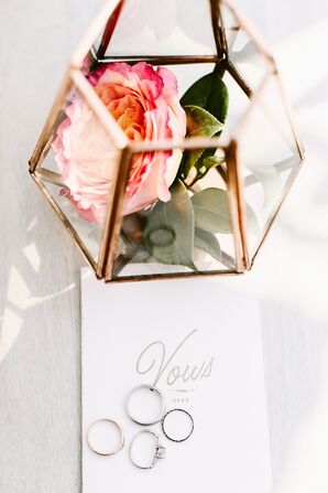 Centerpieces With Gold and Glass Vases