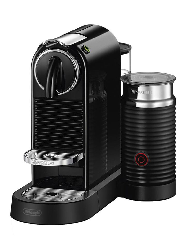 Кофеварка Nespresso и вспениватель молока
