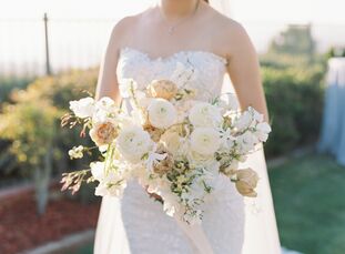 Romance was the name of the game at Justine and Stephen's intimate pale-blue-and-white wedding with epic canyon views in Anaheim Hills, California. Al