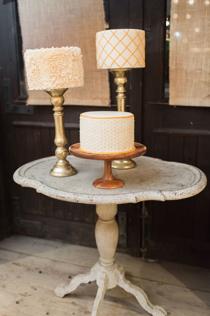 Round-Single Tier Cakes on Vintage Stone Cake Table