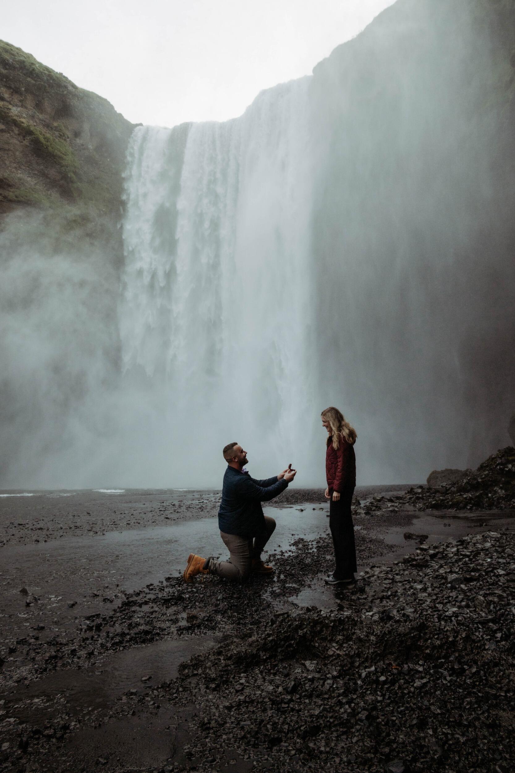 During their trip to Iceland, Noah seized the opportunity and popped the question with a breathtaking backdrop.

Während ihrer Islandreise ergriff Noah die Chance und stellte die entscheidende Frage in einer atemberaubenden Kulisse.