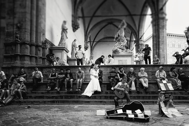 Before joining their family members and friends, Lindsay and Robert took a few private moments to walk through Florence. The couple were able to the capture the beauty of the city in their first-look shots.