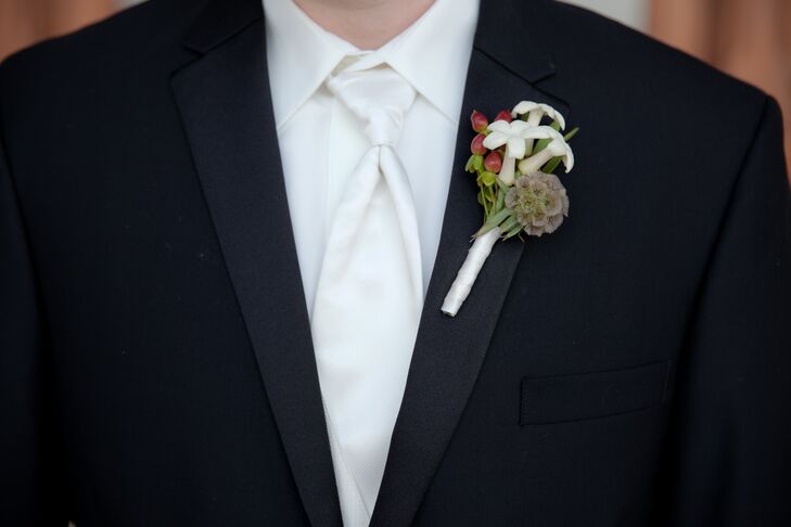Rob accented his tuxedo lapel with a stephanotis, scabies and red hypericum berry boutonniere.