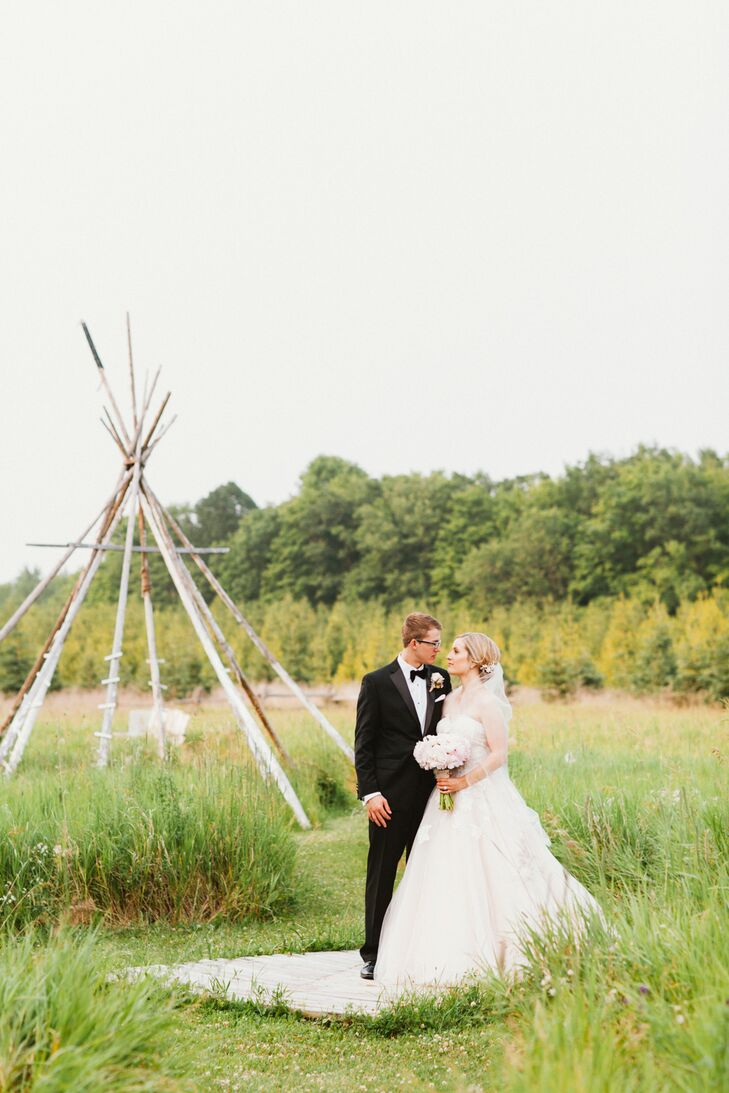 Katherine Knitter (24 and a pediatric social worker) and Kevin Knitter (24 and a trust operations specialist) planned a romantic, whimsical affair wit