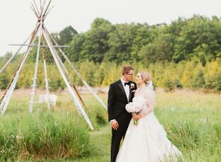 Katherine Knitter (24 and a pediatric social worker) and Kevin Knitter (24 and a trust operations specialist) planned a romantic, whimsical affair wit