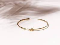 Simple knot gold bangle