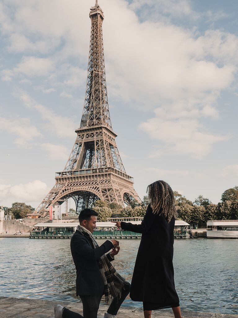 Man proposing to woman in Paris in front of the Eiffel Tower