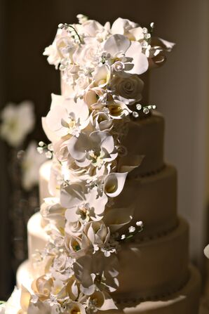 Cascading Cake Flowers on Wedding Cake