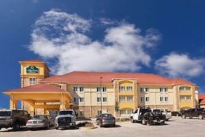 Picture of La Quinta Inn & Suites by Wyndham Floresville