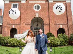 Shannon McGee (38 and a marketing account director) and Michael Suppe (34 and a sports editor) played up vibrant florals and a tropical palm leaf moti