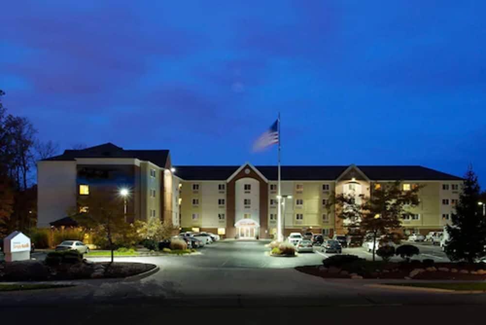 Picture of Sonesta Simply Suites Cleveland North Olmsted Airport
