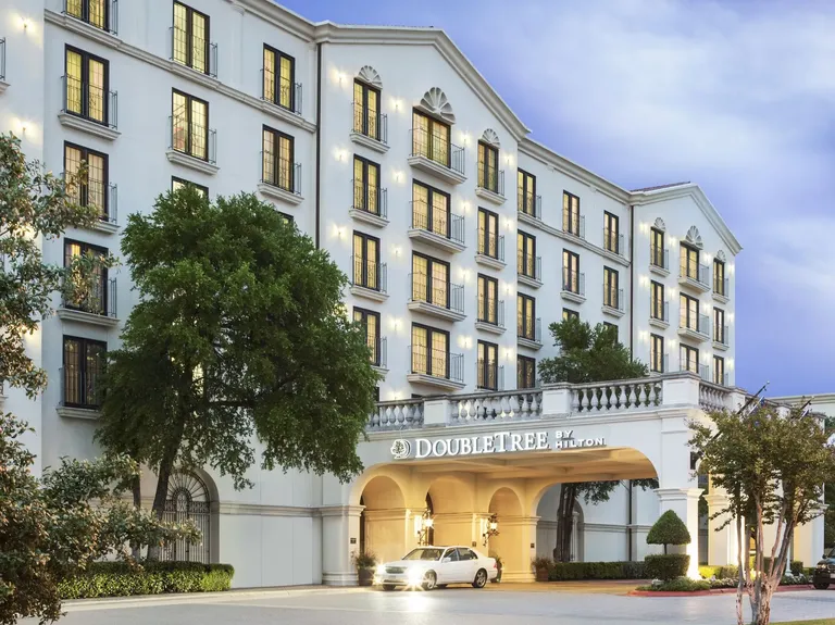 Exterior of DoubleTree by Hilton Hotel wedding venue in Austin, Texas