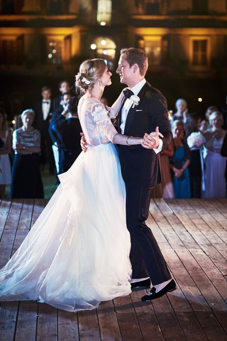 Nina and Julian's first dance was Michael Buble and Laura Pausini's duet "You'll Never Find Another Love Like Mine."