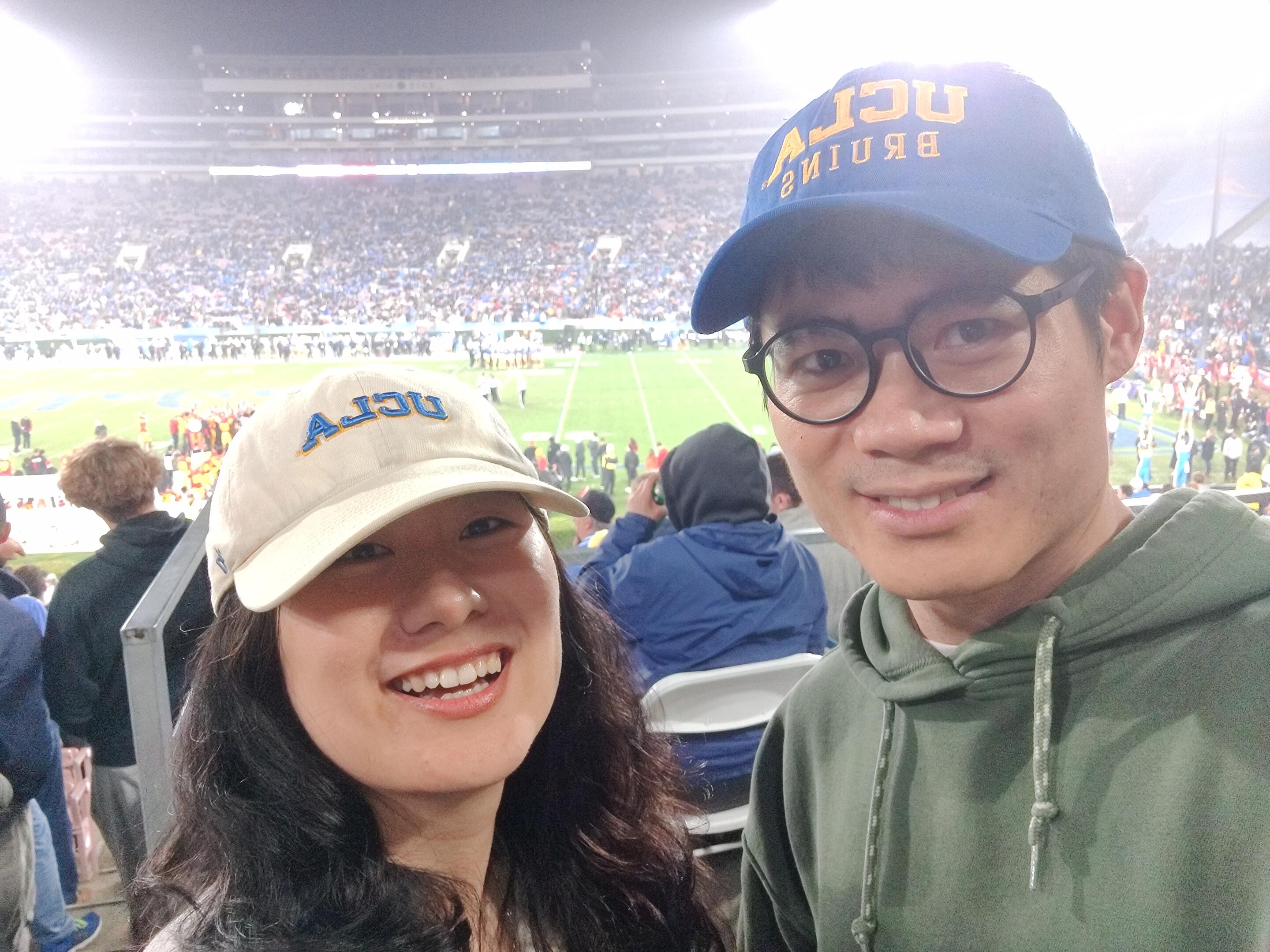 第一次一起感受橄榄球赛的魅力。Experiencing the magic of football together for the first time. Go Bruins!