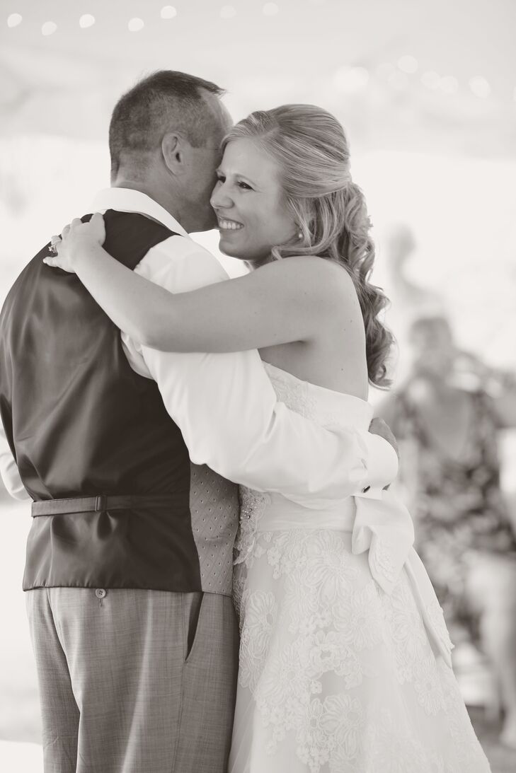 Kathleen and Kenny got married at Princeton Day School at Pretty Brook Farm Estate in Princeton, New Jersey. The idyllic setting was close to the couple’s families and perfect for the country-chic wedding.