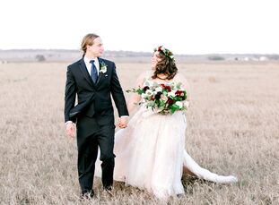 High school teachers Kara and Clintonbooked their venue, The Allen Farmhaus, for two simple reasons: the ambience and the owners. “There’s something m