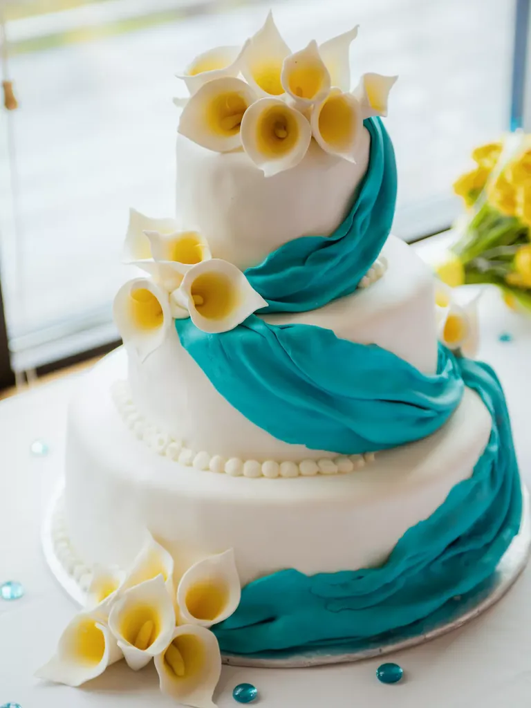 White Sugar Calla Lily-Decorated Wedding Cake