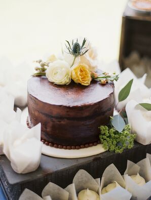 Single-Tier Chocolate Cake with Fresh Flowers