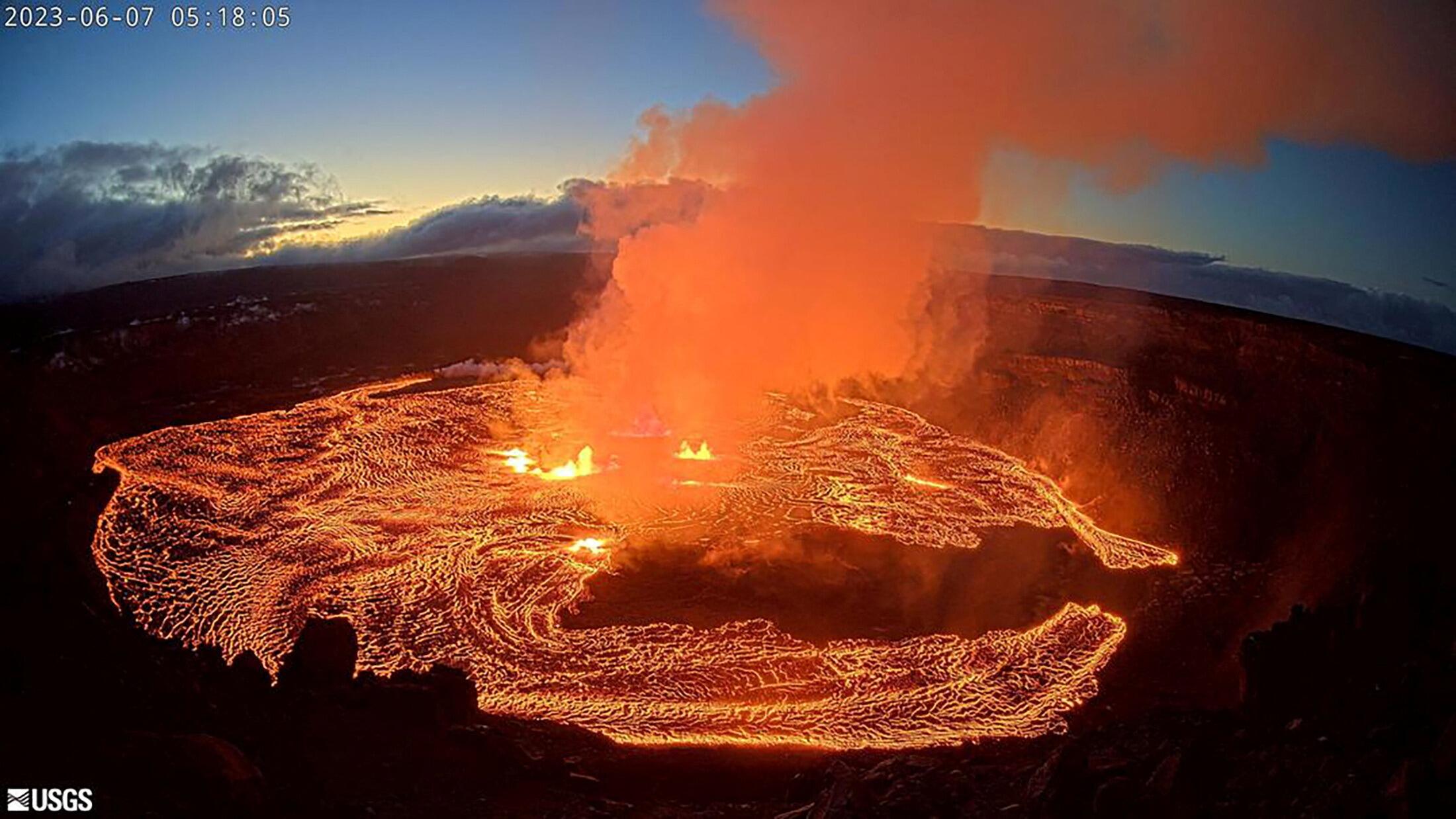 Picture of Hale Ma'uma'u Volcano Crater