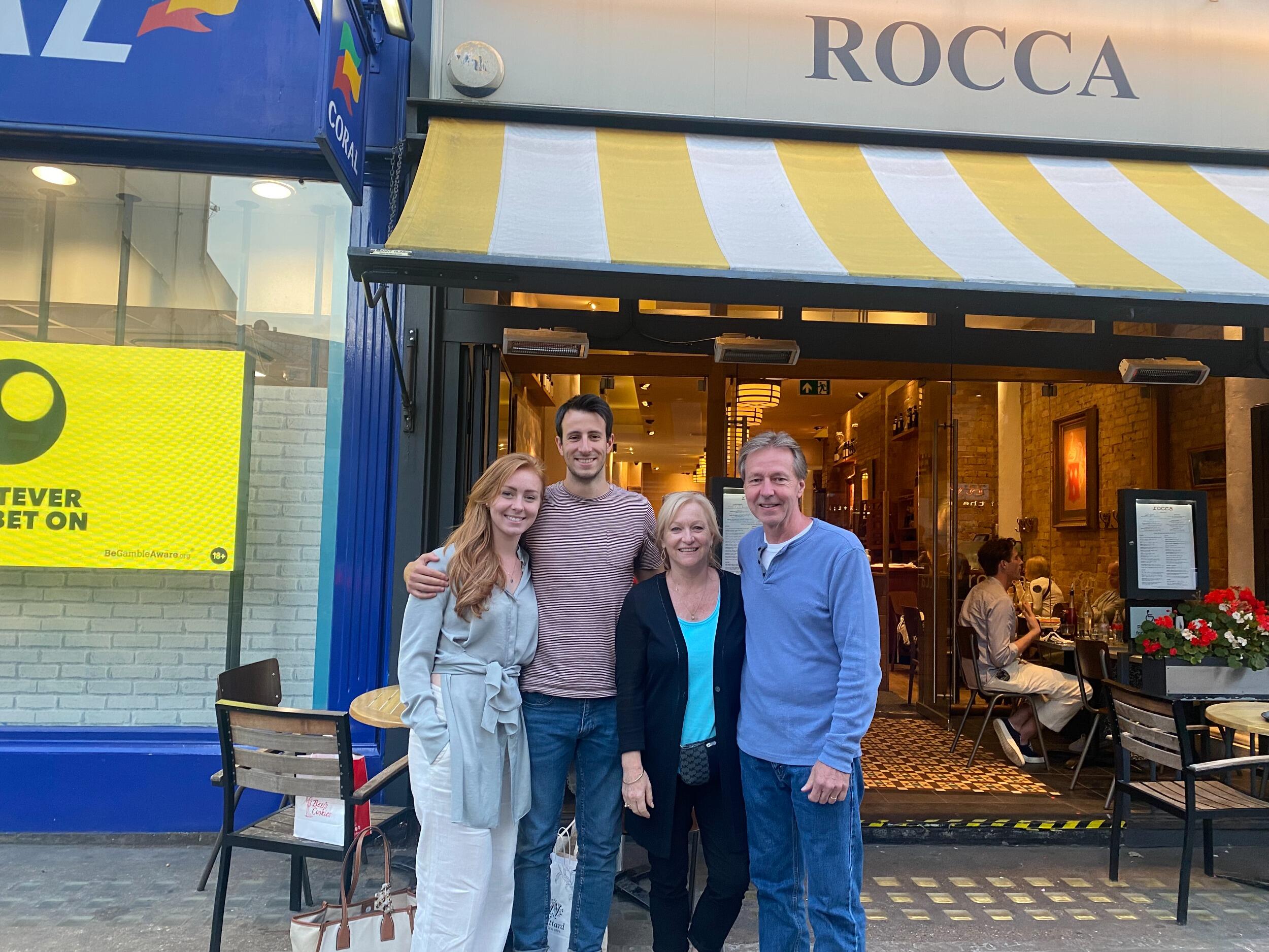 Antoine met Maureen & Don for the first time (at Big Mamma !), and after only meeting them once, he stepped in as a great tour guide for them in London while Kate was home sick with Covid! - 

Antoine a rencontré Maureen & Don pour la première fois (à Big Mamma !) et a eu l'occasion de passer du temps avec ses futurs beaux-parents en leur faisant visiter Londres pendant que Kate, qui avait le Covid, devait rester confinée à la maison !