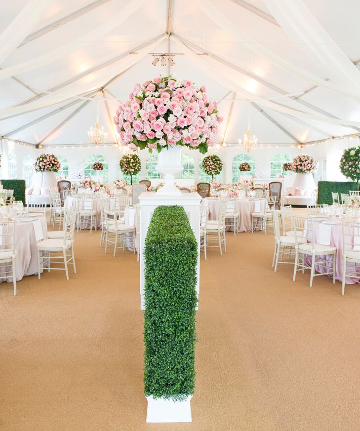 Boxwood arrangements added a sophisticated touch and were a nod to the inn's formal gardens.