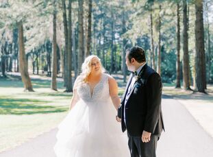 KelCee Hallstorm and Russell Morgan are all about the Pacific Northwest, so it’s no wonder it was the ideal backdrop for their ceremony and reception.