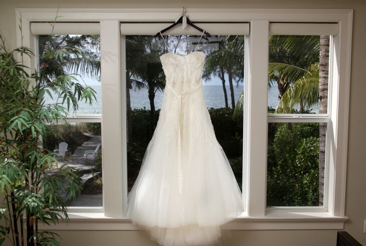 “I wanted to wear something that looked and felt natural, like it belonged on the beach,” says Elle. She wore an ivory Monique Lhuillier wedding dress with tulle, beading and embroidery.