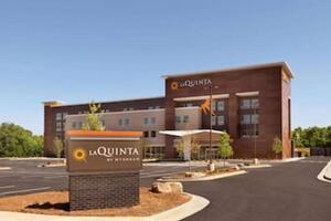 Picture of La Quinta Inn & Suites by Wyndham Braselton