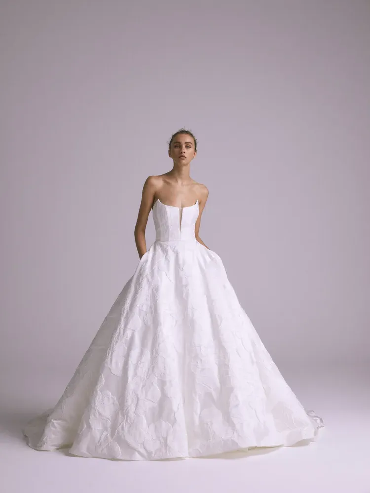 20 Classic Wedding Dresses for Brides With Timeless Style