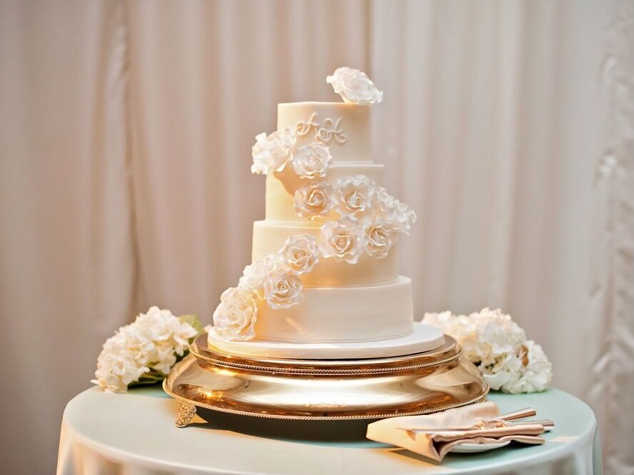 Sugar Flowers on Wedding Cakes: A Wedding Editor's Top Picks