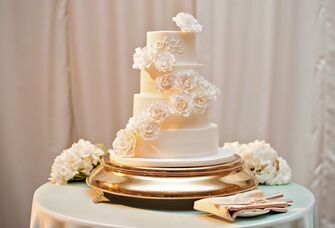 Sugar Flowers on Wedding Cakes: A Wedding Editor's Top Picks