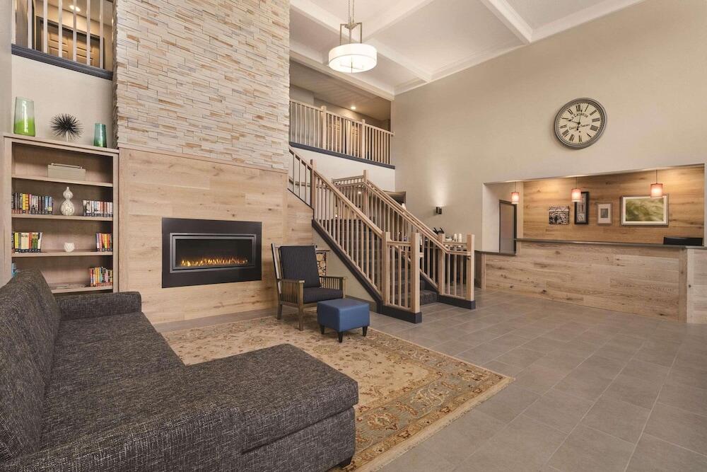 Picture of Country Inn & Suites by Radisson, Detroit Lakes, MN