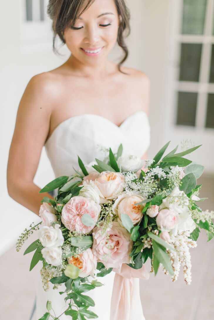 Gavita Flora designed Jauchy's voluptuous bouquet, which consisted of white, peach and pink garden roses, white majolica spray roses, tulips, dahlias, bay leaves, seeded eucalyptus and passion vine.