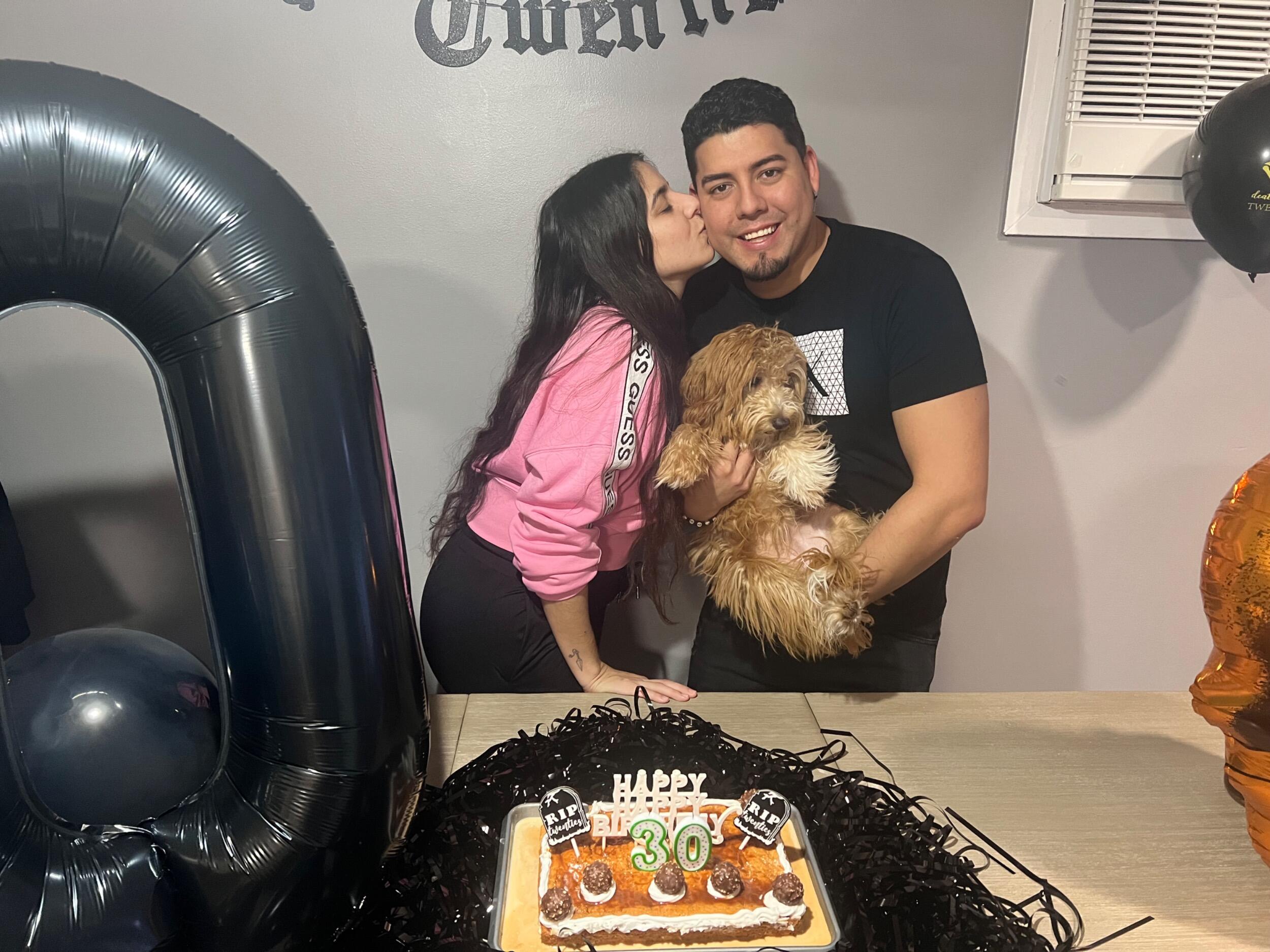 Our little family is the cutest.

Nuestra pequeña familia es la más linda.