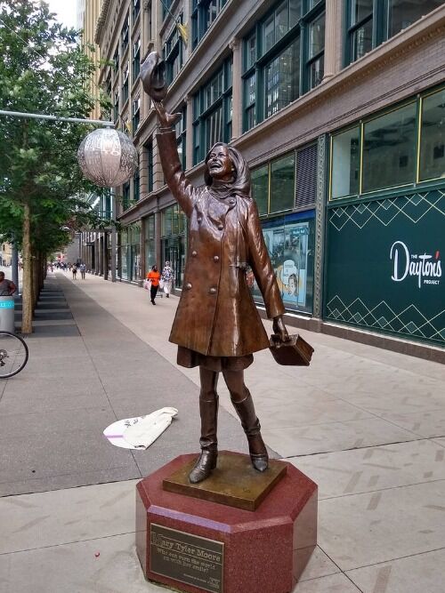 Picture of Mary Tyler Moore Statue