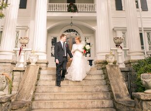 Drue Fritschle (25 and a pharmacist) and Jon Clark (26 and works in supply management) knew exactly what they wanted for their wedding: Christmastime 