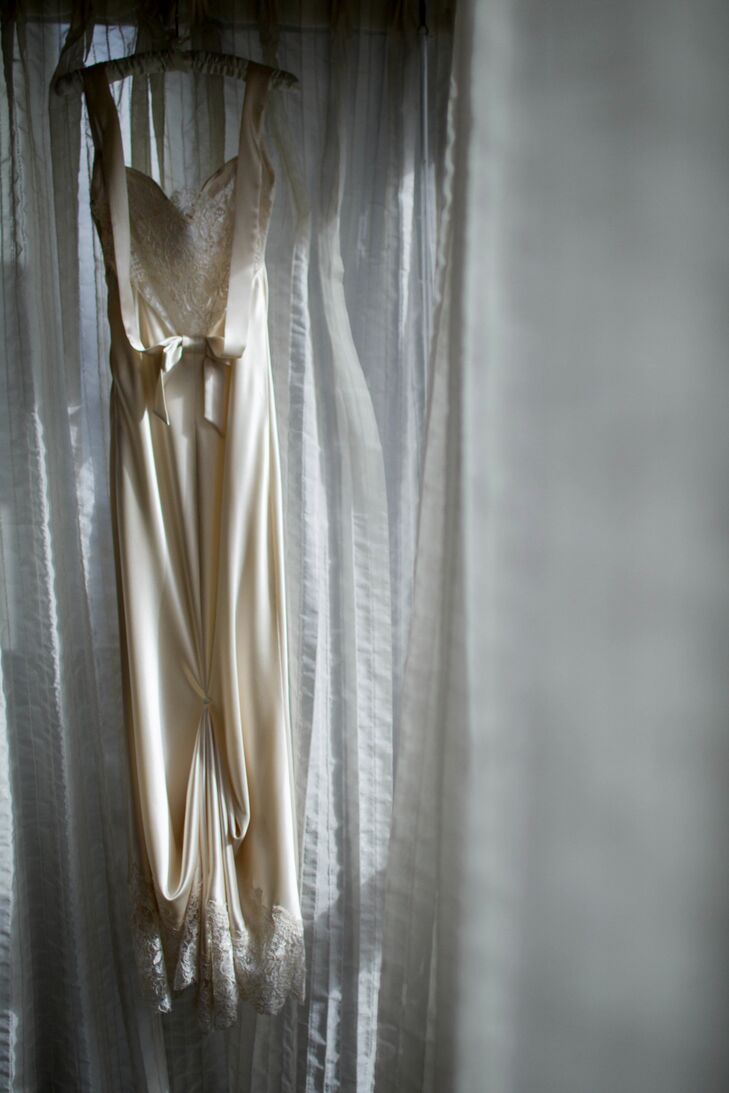 The bride wore a dress by David Feldon. She liked the dress' sexy and daring feel with its plunging back and silky fabric, but also the antique touches of lace.