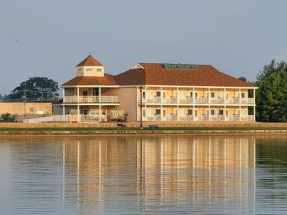 Picture of West Bank Inn