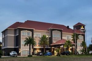 Picture of La Quinta Inn & Suites by Wyndham Alvin