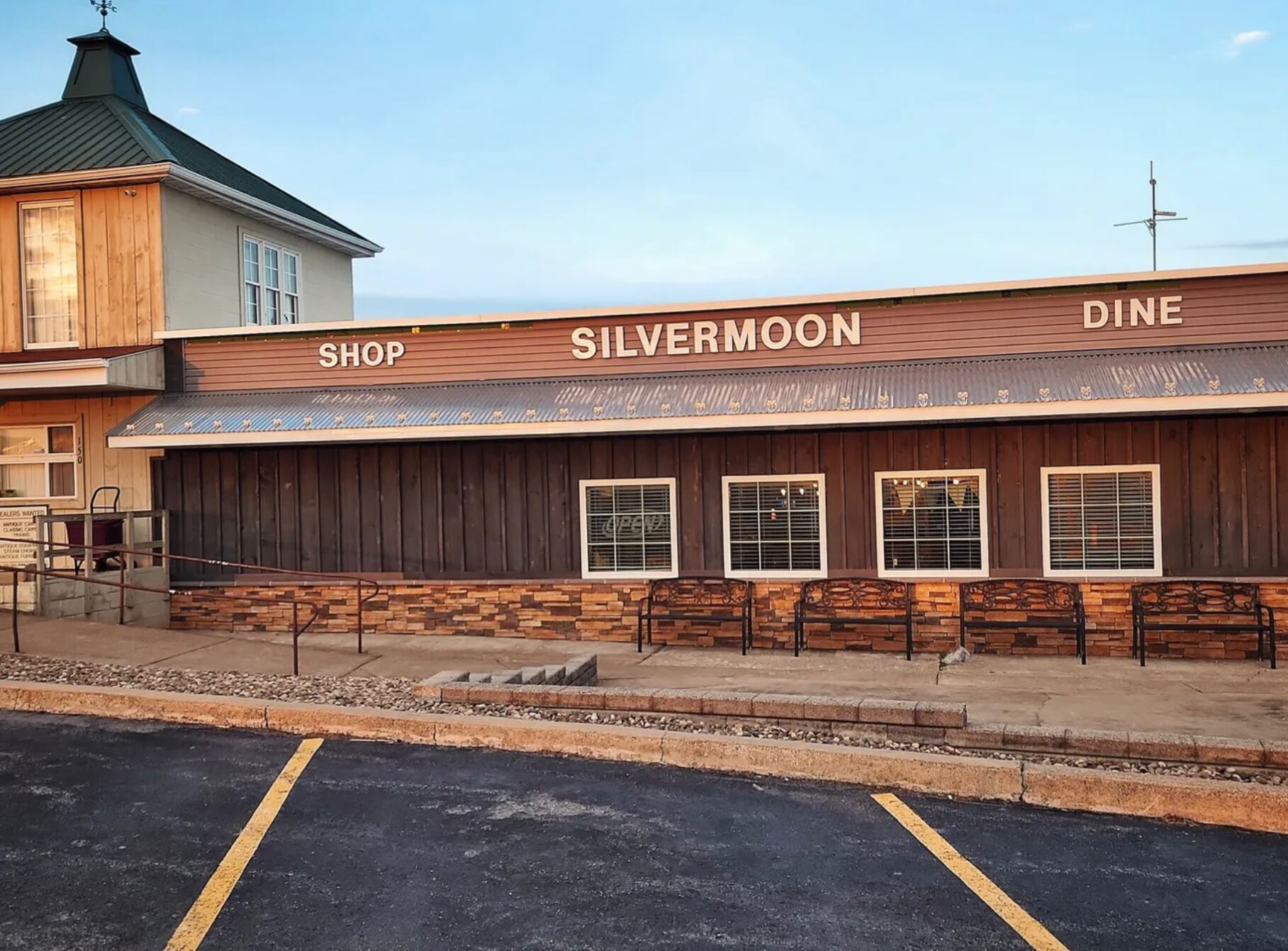 Picture of Silver Moon Restaurant 