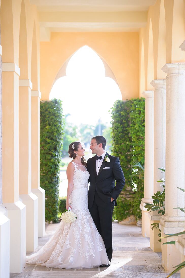 From the all-white florals to the chiffon-draped chuppah, everything about Melissa Samowitz (28 and an accountant) and Derek Goldsmith’s (28 and an at