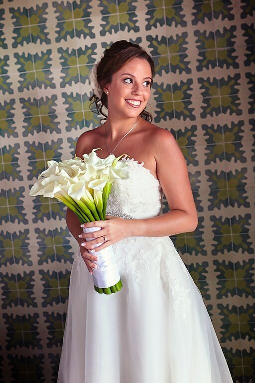 The floral appliques on the bodice of Marta's Pronovias dress evoked the modern shapes of the calla lilies in her all-white bouquet.