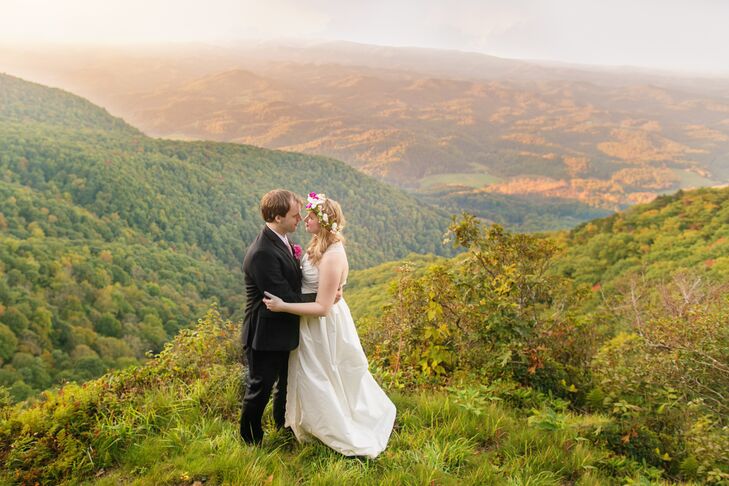 For their bohemian North Carolina wedding, Edith (27) and Eli (28) honored their mutual love of nature by exchanging vows with a picturesque mountain 