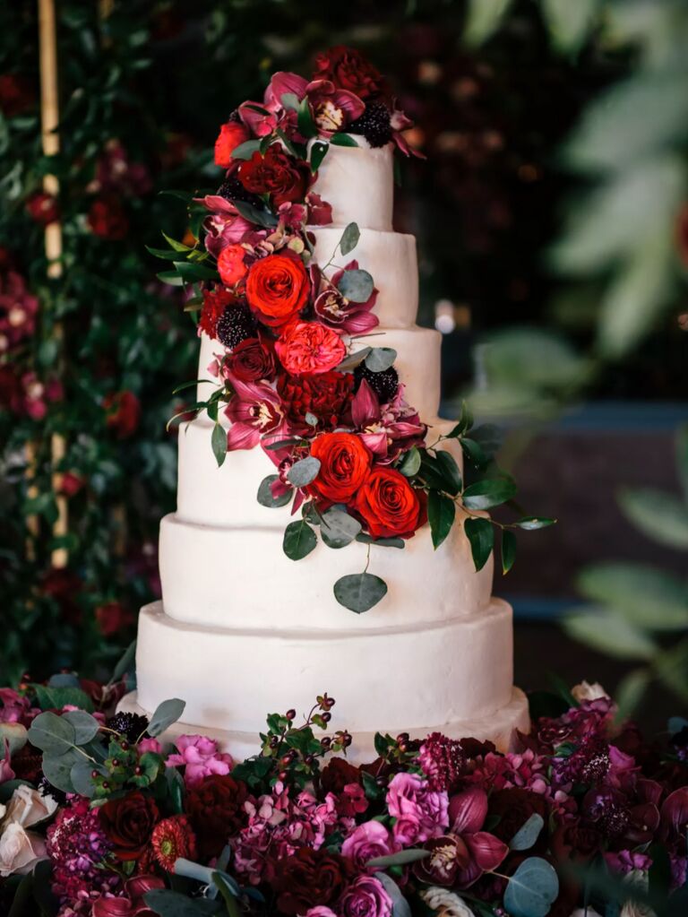 winter wedding ideas red flowers on cake