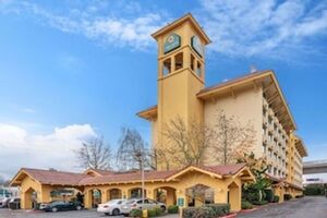 Picture of La Quinta Inn & Suites by Wyndham Seattle Sea Tac Airport