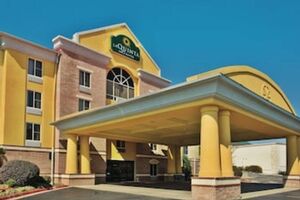 Picture of La Quinta Inn & Suites by Wyndham Hot Springs