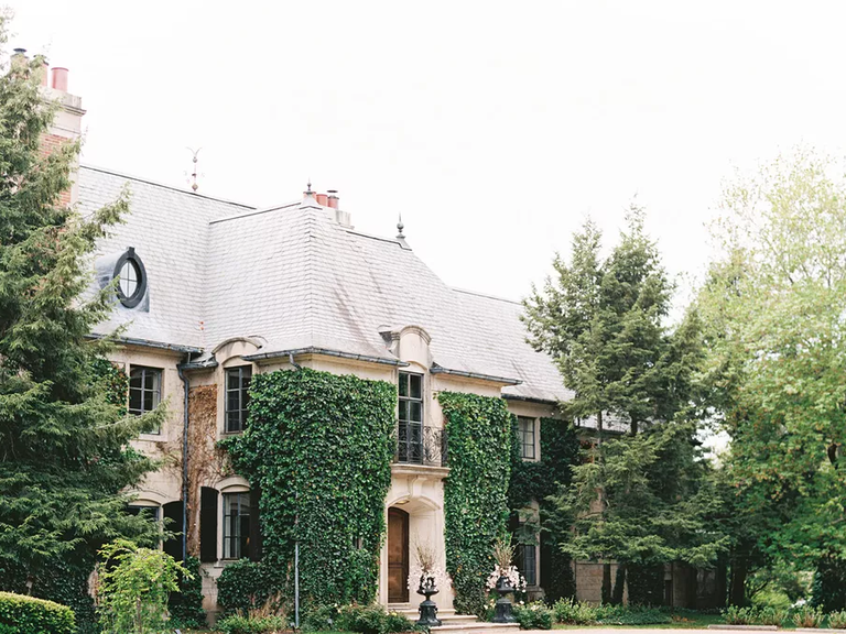 A romantic house wedding venue at Greencrest Manor in Battle Creek, Michigan