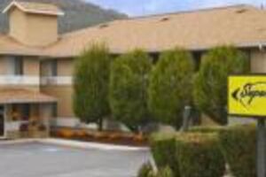 Picture of Super 8 by Wyndham Burnham / Lewistown