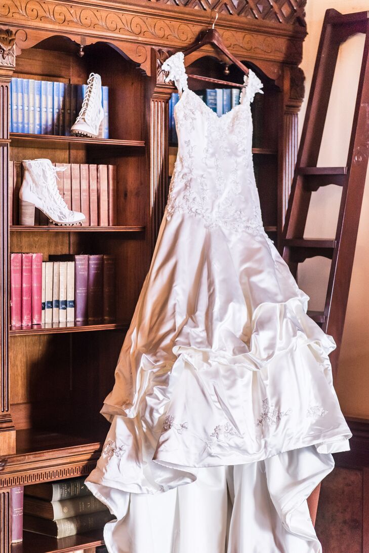Originally wanting to choose her sister's wedding dress to save money, Chantley decided on a mermaid style dress that still had ballroom gown feel at the bottom of the dress.