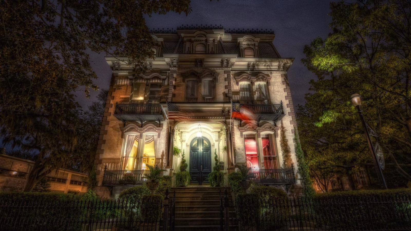 Picture of Savannah History & Haunts Candlelit Ghost Tour